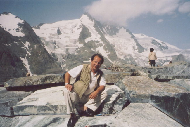 Johann Weyringer vor dem Großglockner, der den Künstler zu seiner Skulptur 'Wellenberg' inspirierte.